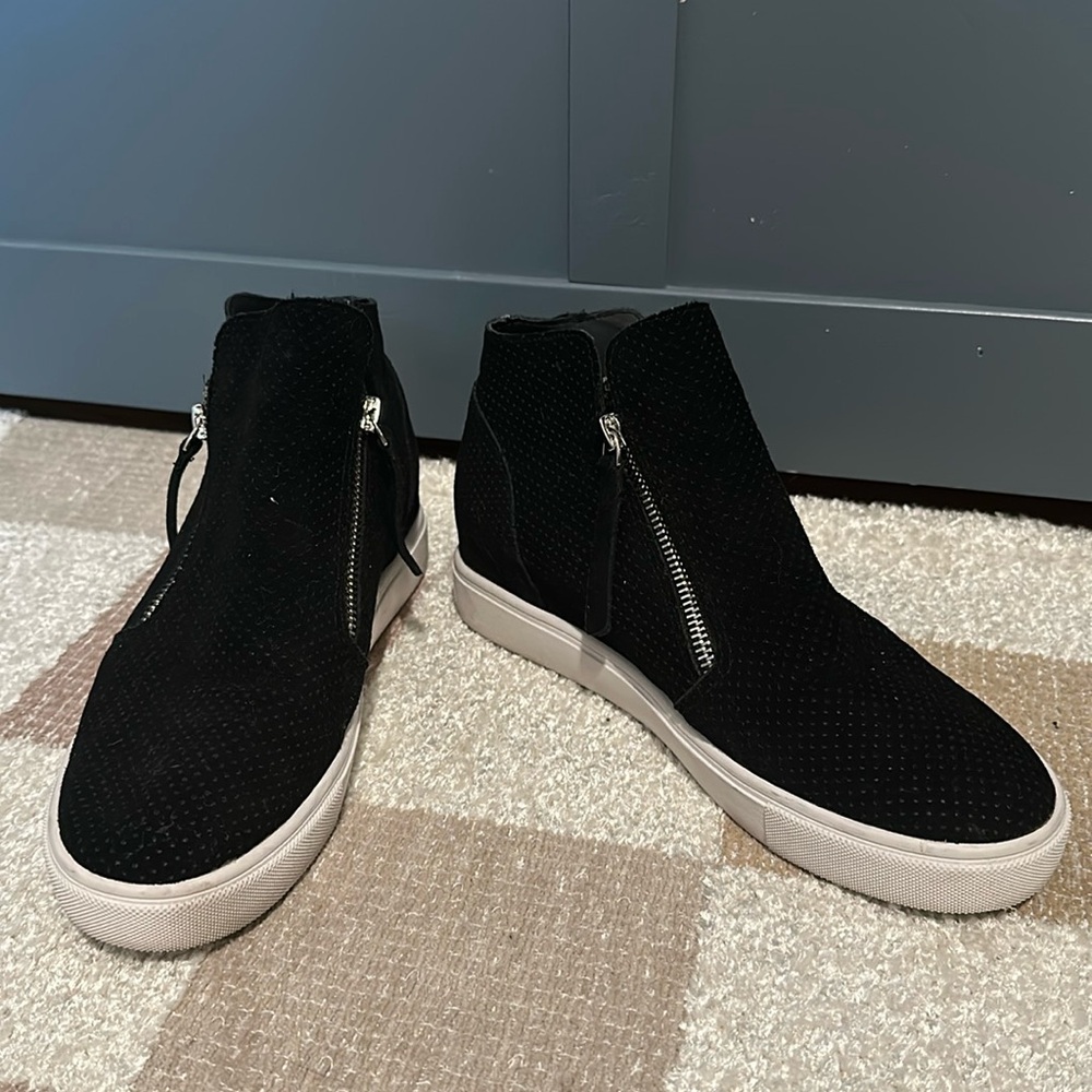 Lightly worn wedge Steve Madden tennis shoes (size 9)